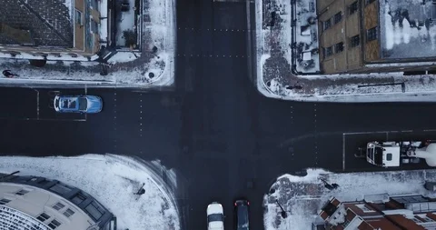 Aerial drone flight over an intersection in London, England during a snowstorm. Vídeos de archivo 86556843