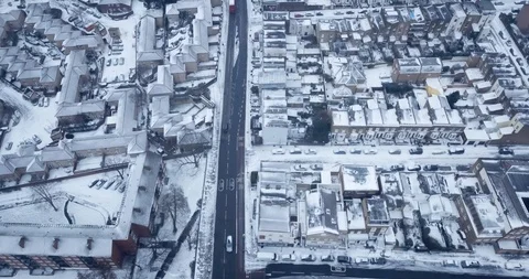 Aerial drone flight over an intersection in London, England during a snowstorm. Vídeos de archivo 86556864