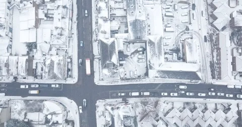 Aerial drone flight over an intersection in London, England during a snowstorm. Stockbeeldmateriaal 87168339