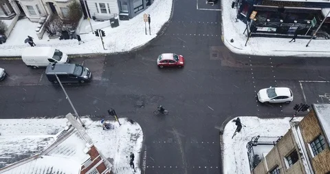 Aerial drone flight over an intersection in London, England during a snowstorm. Vidéo 87168341