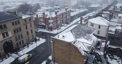 Aerial drone flight over an intersection in London, England during a snowstorm. Vidéo 87168628
