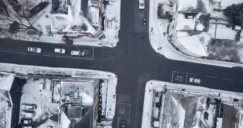 Aerial drone flight over an intersection in London, England during a snowstorm. Stockbeeldmateriaal 87168688