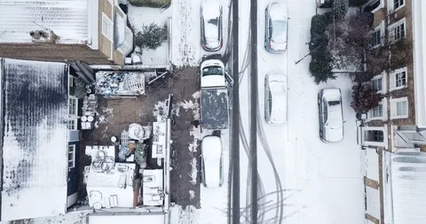 Aerial drone flight over an intersection in London, England during a snowstorm. Stockbeeldmateriaal 87168712