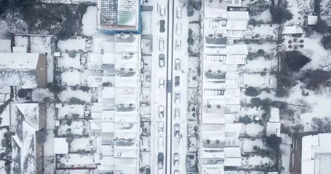 Aerial drone flight over an intersection in London, England during a snowstorm. Vídeo Stock 87168729