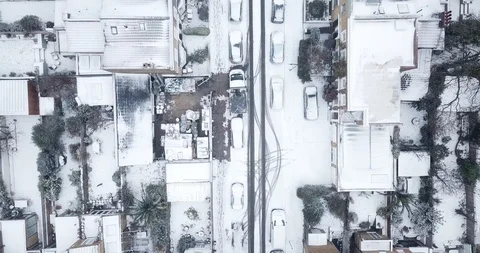 Aerial drone flight over an intersection in London, England during a snowstorm. 動画素材 87168730