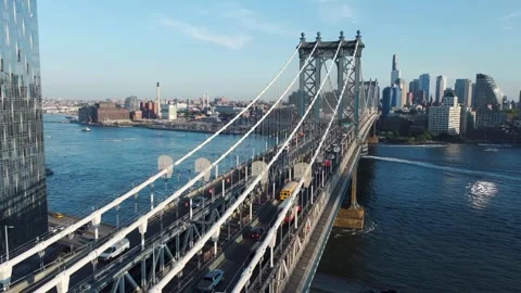 Aerial Drone Flight Over Manhattan Bridge Traffic in New York City Vídeo Stock 339094617