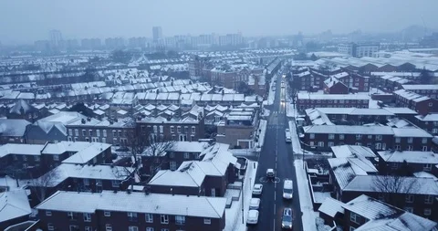 Aerial drone flight over south London, England in a snowstorm. Stockbeeldmateriaal 86574151