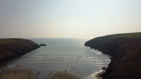 Aerial drone flight over Stradbally Cove, Atlantic Ocean beach on the Cooper Coa Vídeos de archivo 172553483
