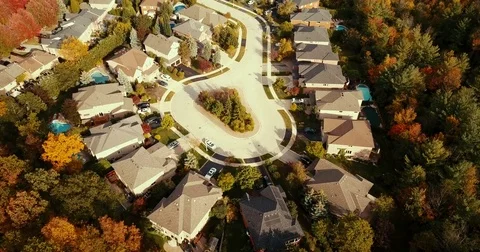Aerial drone flight over a suburban neighborhood in Oakville, Ontario. Video stock 81154316