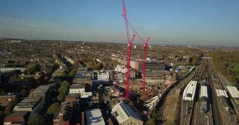 Aerial Drone flight over Tower Cranes in London, England. Vidéo 82354206