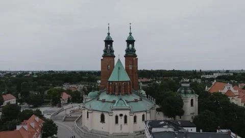 Aerial Drone Flight Rising Forward Over Gniezno Cathedral and City Video stock 325814107