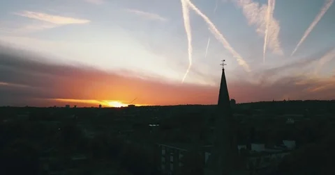 Aerial drone flight slowly orbiting a church steeple London UK. Vídeo Stock 81905645