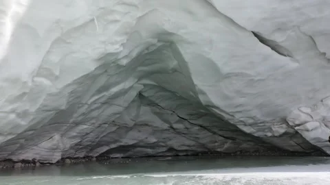 Aerial drone flight through a stunning blue ice cave and glacier landscape Vídeos de archivo 344953821