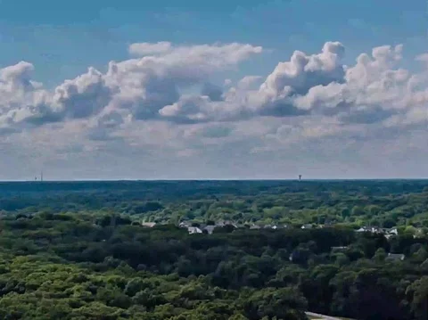Aerial drone flight time lapse over urban area 스톡 동영상 107473359