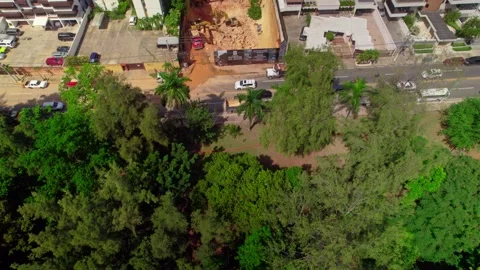 Aerial Drone Fly Forward and Tilt Up over Park Trees Revealing Cityscape Vídeos de archivo 344919233