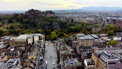 Aerial drone fly forward towards Edinburgh Castle overlooking the city of Edinbu Vídeos de archivo 328467269