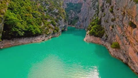Aerial drone fly over turquoise river canyon in majestic nature for travel 库存影片 344355082