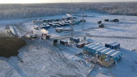 Aerial Drone Fly-Over of a Winter Gas Processing Plant Construction Site. 스톡 동영상 326422711