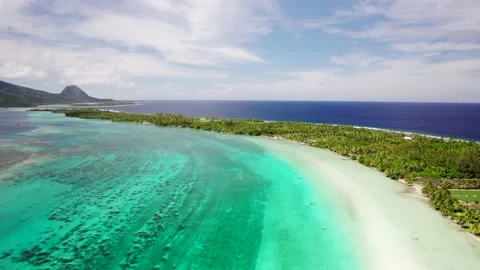 Aerial Drone flying down to Turquoise Lagoon next to Motu Araara 10Bit Stock Footage 171613440