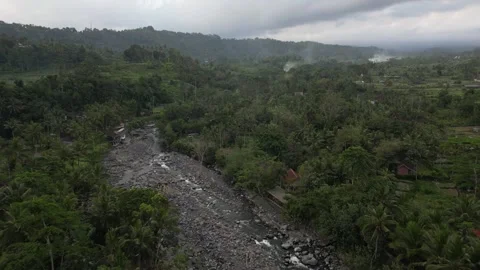 Aerial Drone Flying Forward Over Resort Area Over River and Green Field in Bali Vídeo Stock 327255585