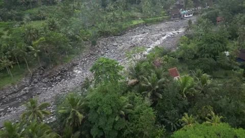 Aerial Drone Flying Forward Over Resort Area Over River and Green Field in Bali Vídeo Stock 327256056