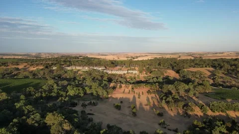 Aerial Drone Flying Forward Over a hotel in Dry Drought Yellow Farmland Vídeo Stock 328143184