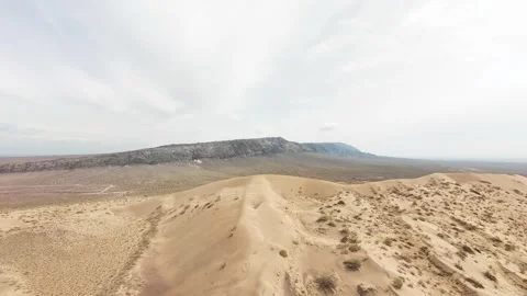 Aerial drone flying forward over the ridge of the Singing Dunes in Altyn Emel. Stock-Footage 333261020
