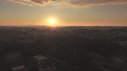 Aerial drone flying forward toward sunrise revealing suburban city landscape Vídeos de archivo 334862035