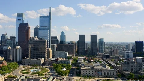 Aerial drone flying left through Philadelphia city skyline showcasing 스톡 동영상 117174502