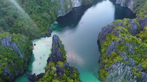 Aerial drone flying over big lagoon in el nido palawan, philippines 库存影片 342575548