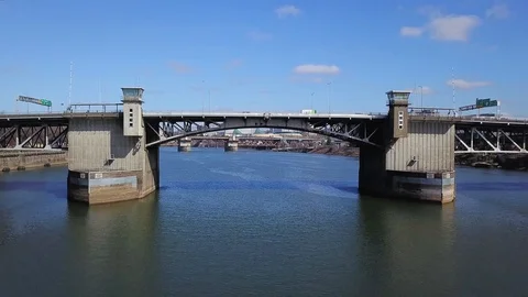 Aerial drone flying under Morrison Bridge in downtown Portland Oregon. Vídeo Stock 127415040