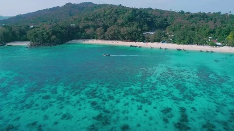 Aerial Drone Flyover on Koh Phi Phi, Thailand Vidéo 75655603