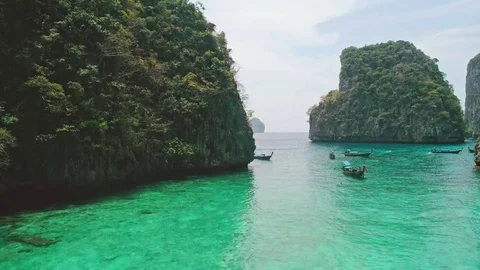 Aerial Drone Flyover on Koh Phi Phi, Thailand Vidéo 75655617