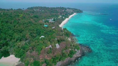 Aerial Drone Flyover on Koh Phi Phi, Thailand Vidéo 75655618