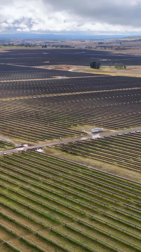 Aerial Drone Flyover of Large Solar Farm in Armidale Vídeo Stock 316037190