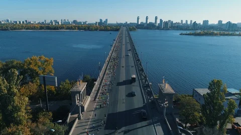 Aerial Drone Fooage. Marathon Running On The Bridge. Vídeos de archivo 96312830