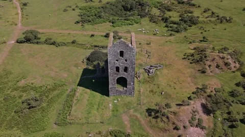 Aerial drone footage ascents &amp; pulls back from historic mine ruins in Cornwall Video stock 339040985