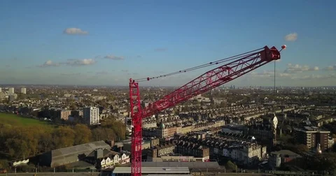 Aerial drone footage of construction workers on a tower crane. 库存影片 82327612