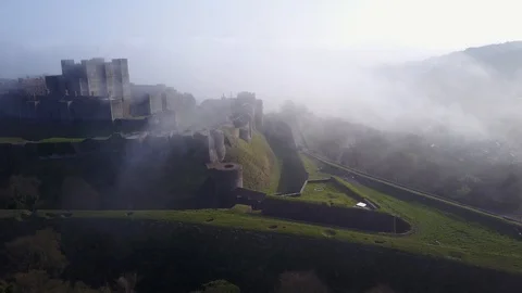 Aerial drone footage flying low over Dover Castle, England. Vídeo Stock 88561908