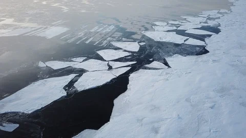 Aerial drone footage of ice on a frozen lake in sunset light. climate change Vidéo gratuite 103833006