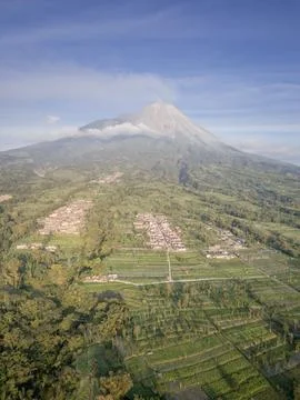 Aerial drone footage of Mount Merapi in Indonesia, featuring dramatic smoke p Foto stock