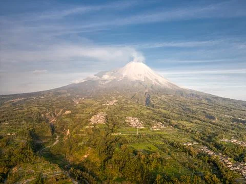 Aerial drone footage of Mount Merapi in Indonesia, featuring dramatic smoke.. Foto stock