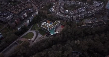 Aerial drone footage over Ashmount Primary School. Vídeos de archivo 85982995