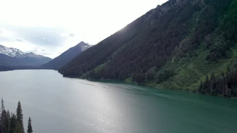 Aerial drone footage of a pristine mountain lake and forest, green water Vídeo Stock 219672012