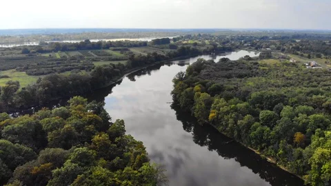 Aerial drone footage, the river between the green forest Vidéo 102768977