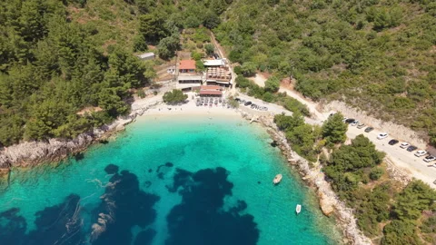 Aerial drone footage slowly pulling back from a beautiful hidden beach Stock-Footage 336076483