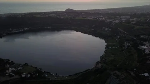 Aerial drone footage of volcanic lake Avernus (Lago d'Averno) in South Italy. Vídeos de archivo 91591253