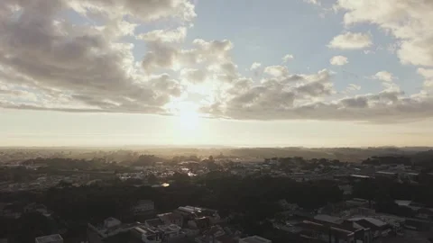 Aerial drone forward flight over suburban city with sun behind clouds at su.. Vídeos de archivo 333216835
