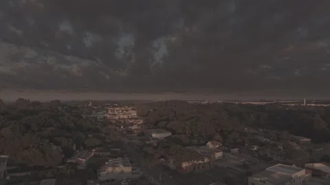Aerial drone forward flight over suburban city with dense trees and dramati.. Vídeos de archivo 333385178