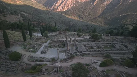 Aerial drone forward shot approaching the Temple of Apollo ruins in Delphi Vidéo 332973681